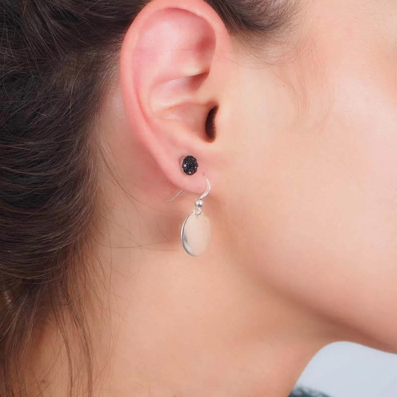 Boucles D'oreilles Clous Shiny Noir - Pomme Cannelle 4 Boucles D'oreilles Clous Shiny Noir - Pomme Cannelle – Image 2