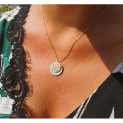 Bijoux Fantaisie -Bijoux Fantaisie collier double medailles en plaque or pomme cannelle 1